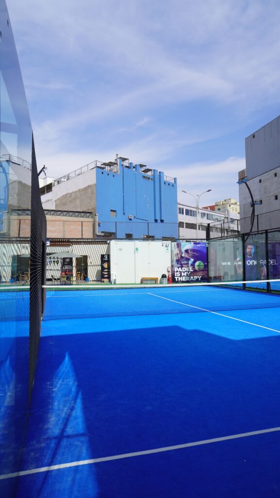 Padelbanen bij Padelclub Klein Zwitserland in Den Haag