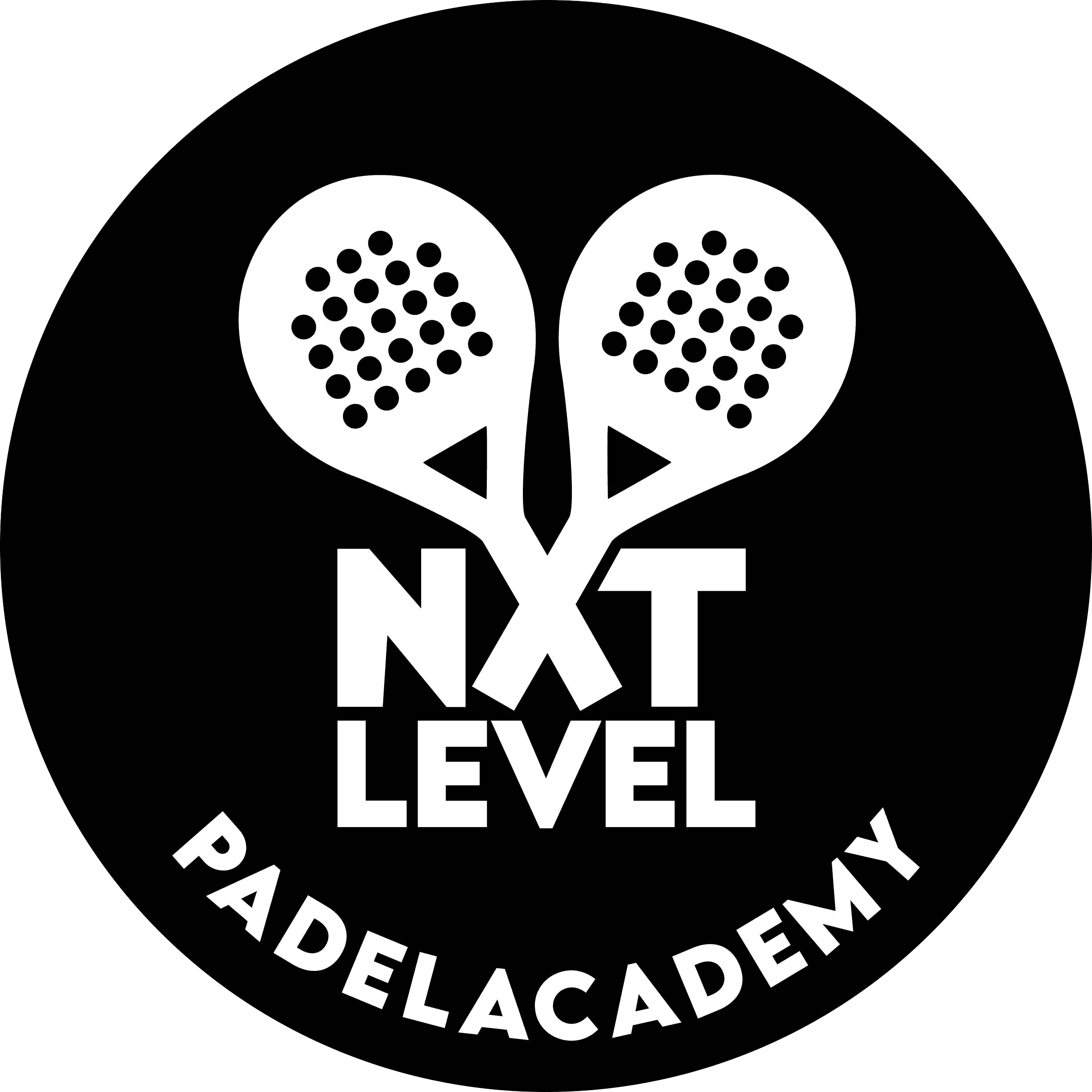 Padelrackets en spelerachtergrond bij NXT Level Padelacademy voor professionele padeltraining en coaching.