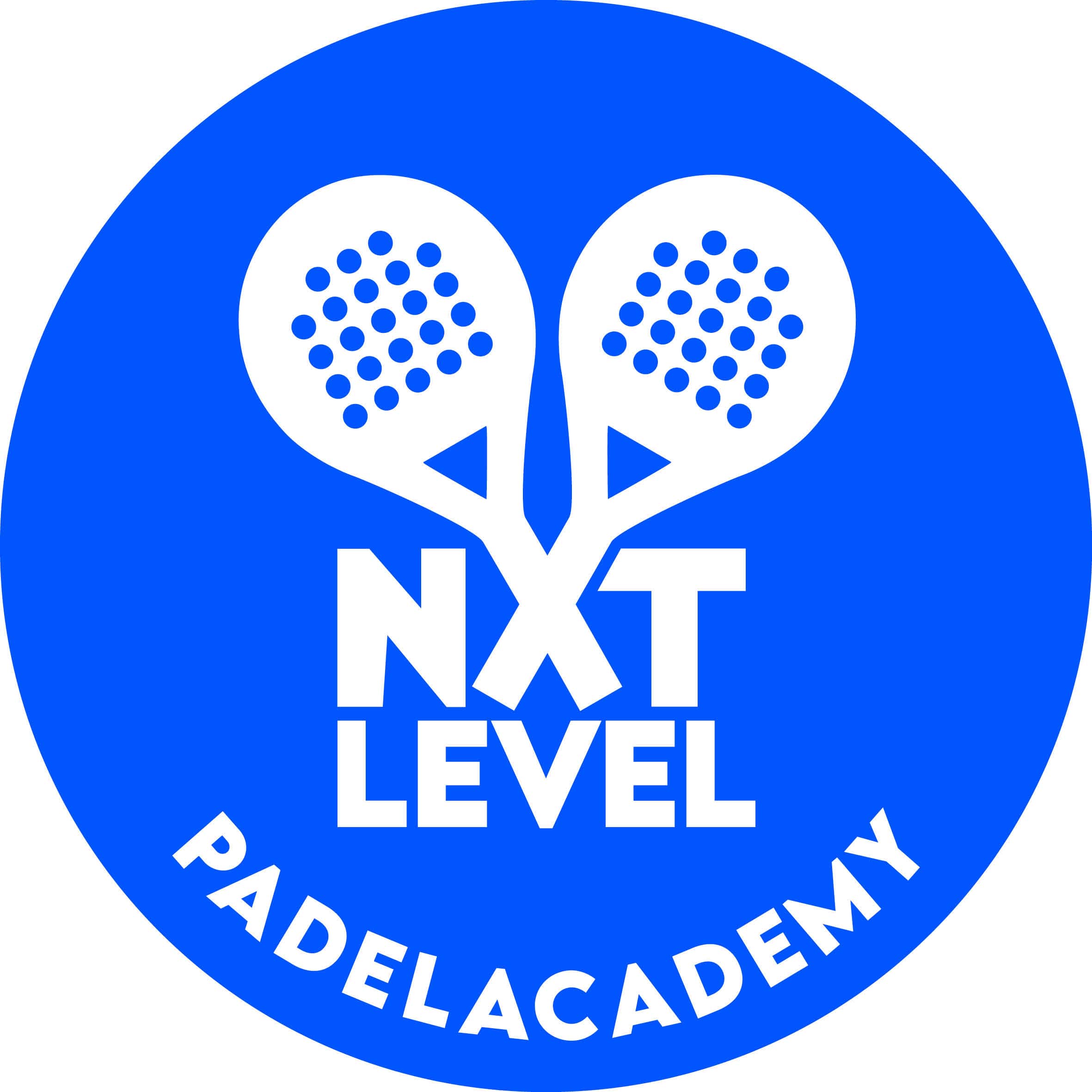 Sportieve padelbaan met NXT Level Padelacademy logo voor padeltraining en lessen.